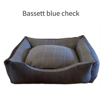 Load image into Gallery viewer, Classic Settee Dog Bed
